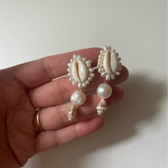 Cowrie Shell Pearl Stud Earrings - Picture 1 of 3